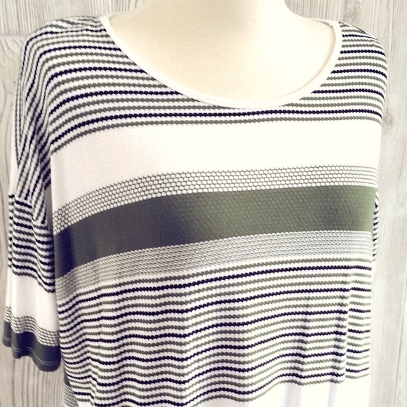 𝅺LULAROE Green White Striped Size Small Top - Picture 2 of 7